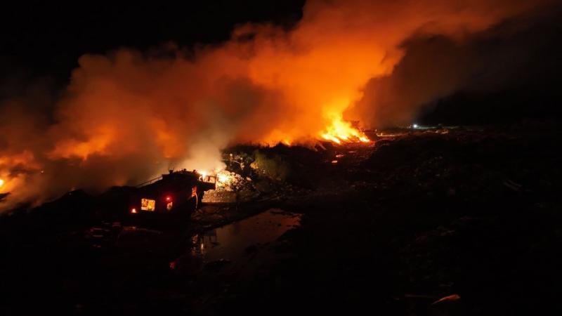 На Закарпатті понад 15 годин триває гасіння пожежі на полігоні твердих відходів