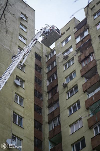 В Ужгороді рятувальники тренувалися ліквідовувати пожежі у висотних будівлях