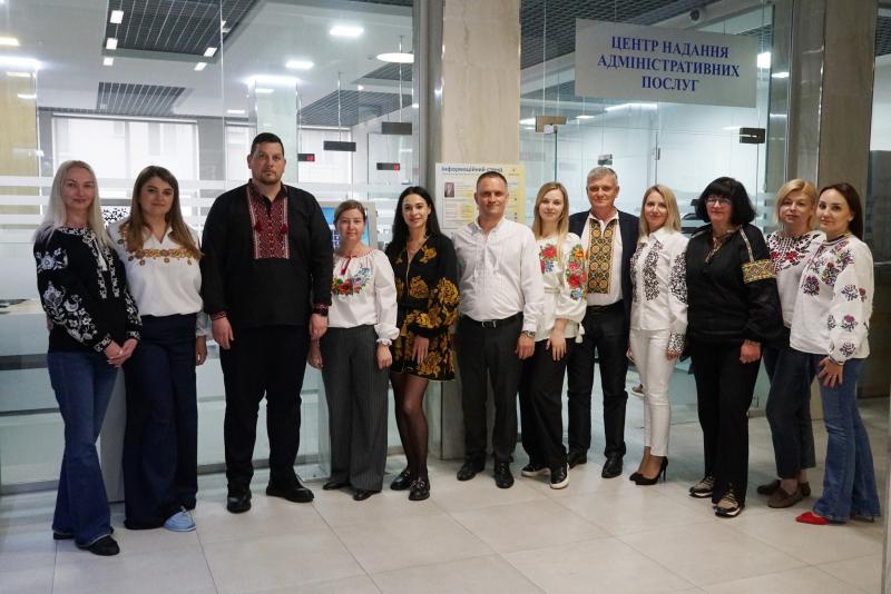 Із Днем вишиванки! Дякуємо захисникам та захисницям, що завдяки Вам можемо її одягнути у цей непростий час!