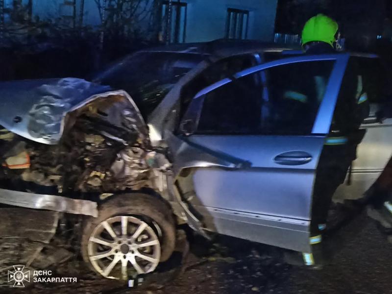 На Тячівщині рятувальники деблокували водія, затиснутого в салоні автомобіля після ДТП