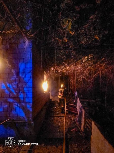 Під час пожежі у житловому будинку в Ужгороді травмувалися двоє людей