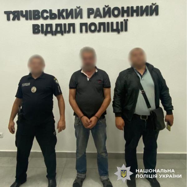 Завдав синові п’ять ударів ножем: поліцейські Тячівщини затримали підозрюваного в умисному вбивстві