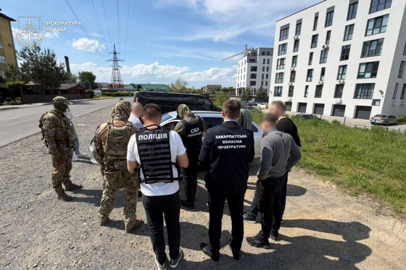 25 тисяч доларів за «роботу», на яку можна не ходити: на Закарпатті судитимуть адвоката та директора філії коледжу