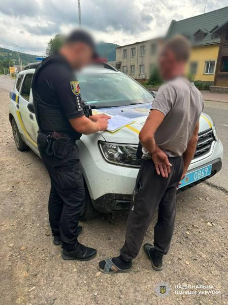 Поліцейські притягнули до відповідальності порушника, який здійснив забруднення території поблизу озера Синевир