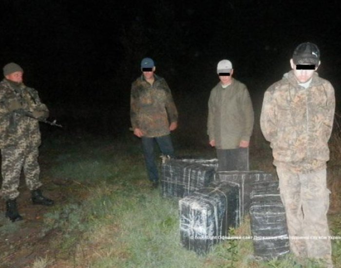 Контрабандне «тріо» тягнуло на собі майже 8 тисяч пачок сигарет!
