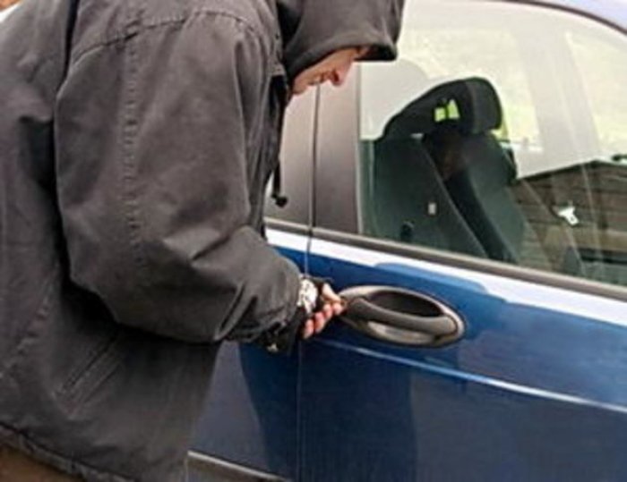 З дешевої автівки поцупили панель до автомагнітоли!
