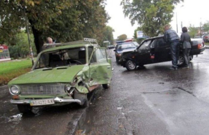 Два вироби радянського автопрому не розминулися біля залізничного вокзалу (ФОТО)