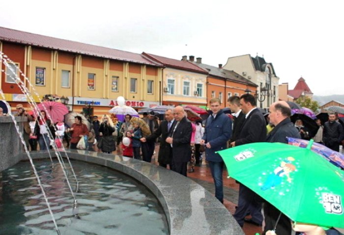 Віднині столицю Карпатської України прикрашатиме світловий водограй (ФОТО)