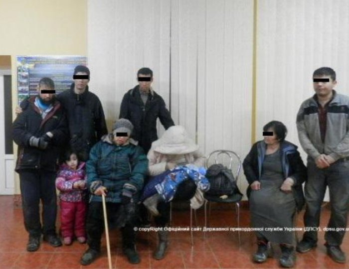 Група «мандрівників» сховалася від стражів кордону в меліоративному каналі (ФОТО)