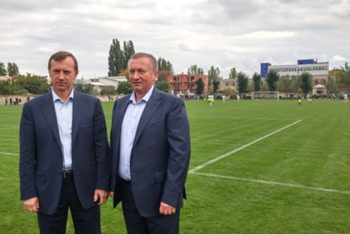Оновлений красень-стадіон в Ужгороді таки зібрав іменитих спортсменів на показовий футбольний матч (ФОТОРЕПОРТАЖ)