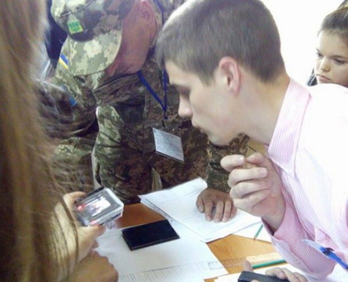 Спостерігачі в Ужгороді знову зафіксували факт фотографування бюлетеня виборцем (ФОТО)