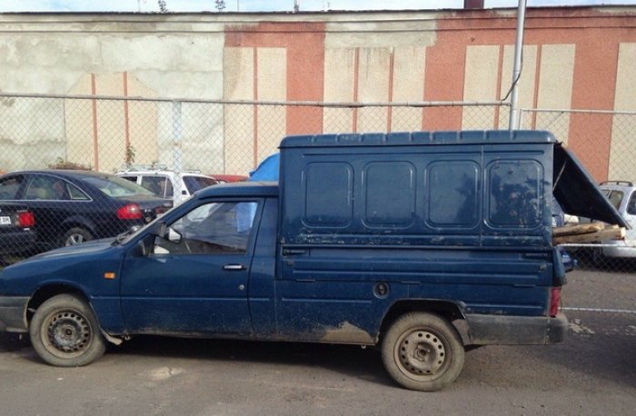 Авто на швидкості скинуло у придорожню канаву молоду маму з дитиною у візочку!