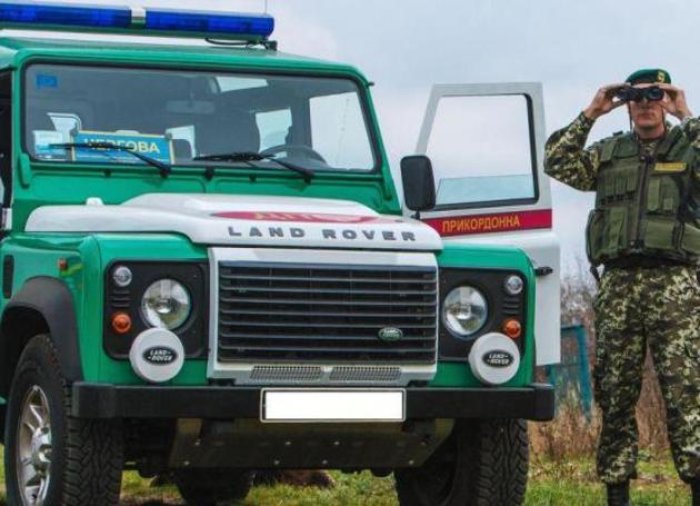 Автівка, у якій перевозили нелегалів, пост у Нижніх Воротах не здолала