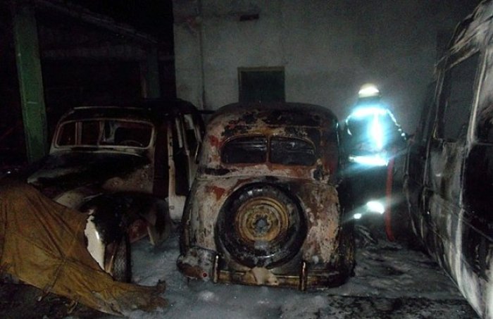 Уночі в обласному центрі горів автосервіс із автівками в ньому (ФОТО)