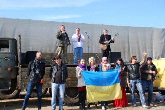 Бійців 128 бригади із святом захисника Вітчизни вітали луганчани (ФОТО)