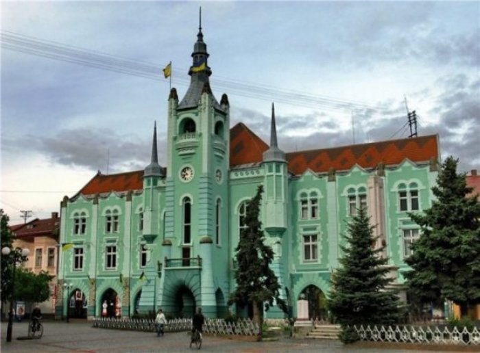 Мукачівський міськвиконком обписали нецензурними словами