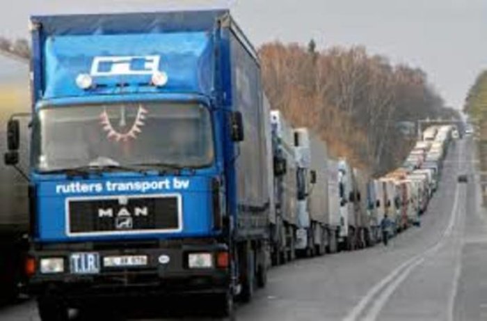На кордоні зі Словаччиною утворилася довжелезна черга з вантажних фур!