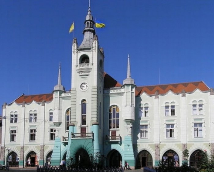 У Ратуші міста над Латорицею засідатимуть представники 5 партій