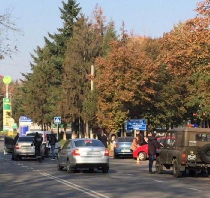 Вулицю до кордону з Євросоюзом заполонили військові та силовики - що трапилося? (ФОТО)