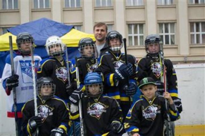 Одинадцять юнаків з регіону на кордоні ганяють шайбу на всеукраїнській першості!