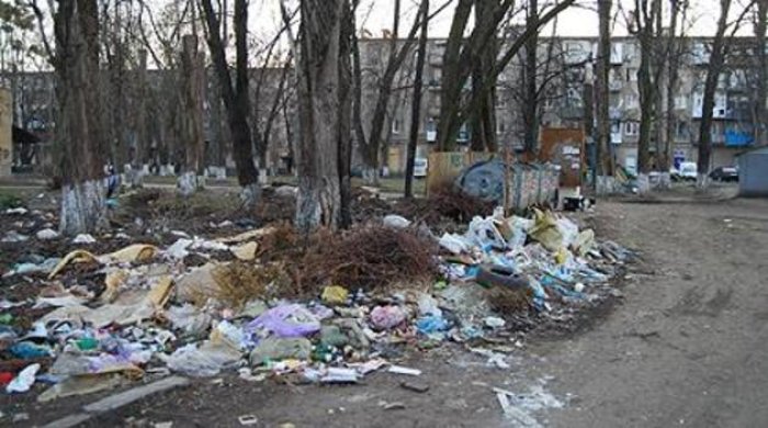 Гори бруду на вулицях: сміттярі кивають на ЖЕКи!