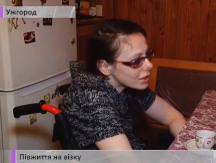Спуститися з четвертого поверху дівчина може тільки з допомогою сильного чоловіка (ВІДЕО)