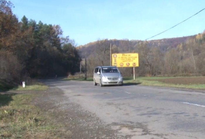 Шляхові служби латають ями на дорогах у Карпатах (ВІДЕО)