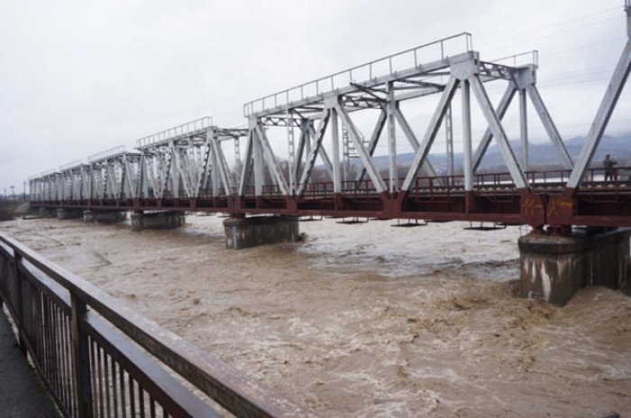 Шалена вода загрожує населеним пунктам Тячівщини (ФОТО)