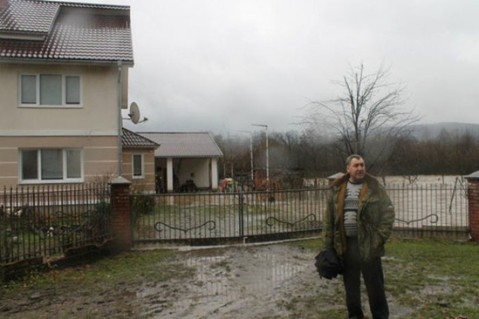 Велика вода змушує жителів Тячівщини залишати рідні домівки (ФОТО)