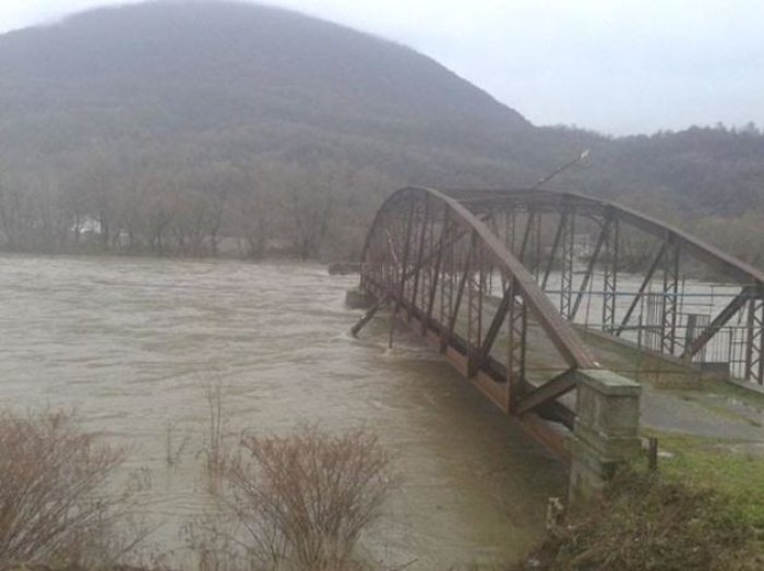 Рівень води у Тисі в районі м.Тячів потроху спадає (ФОТО)