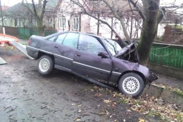 Іномарка на шаленій швидкості злетіла з траси і врізалася в дерево! (ФОТО)