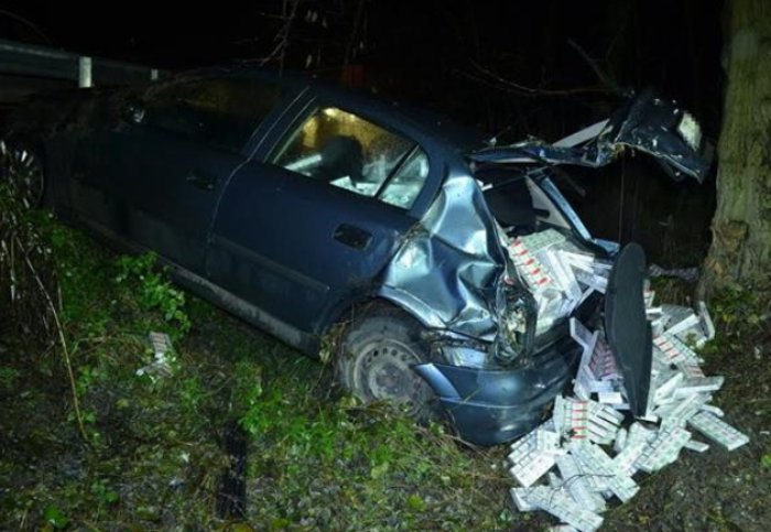 10 тисяч пачок сигарет висипалися з авто, яке вилетіло з дороги у кювет! (ФОТО)