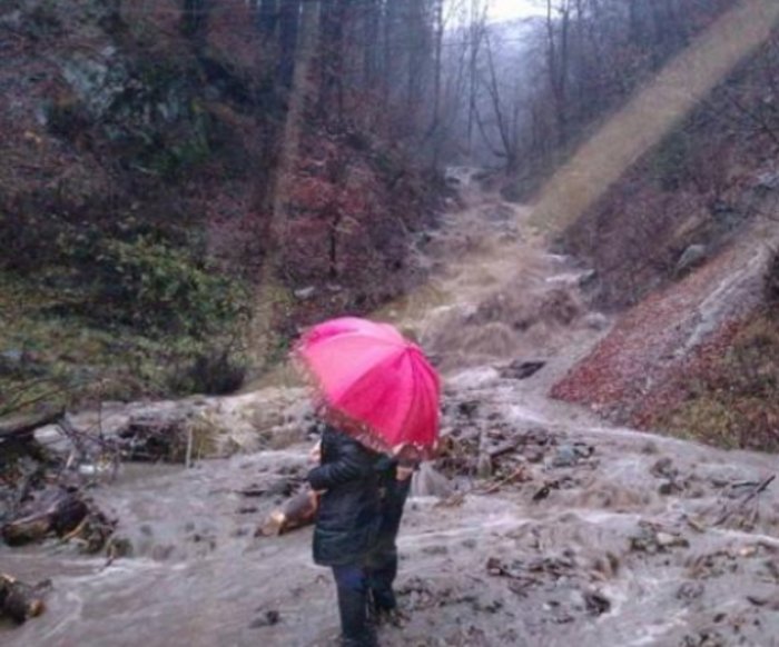 Вночі на Закарпатті знову йшли дощі, у горах - з мокрим снігом