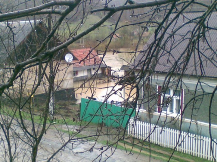 Переповнений потічок затопив поля та дворогосподарства карпатського села (ФОТО)