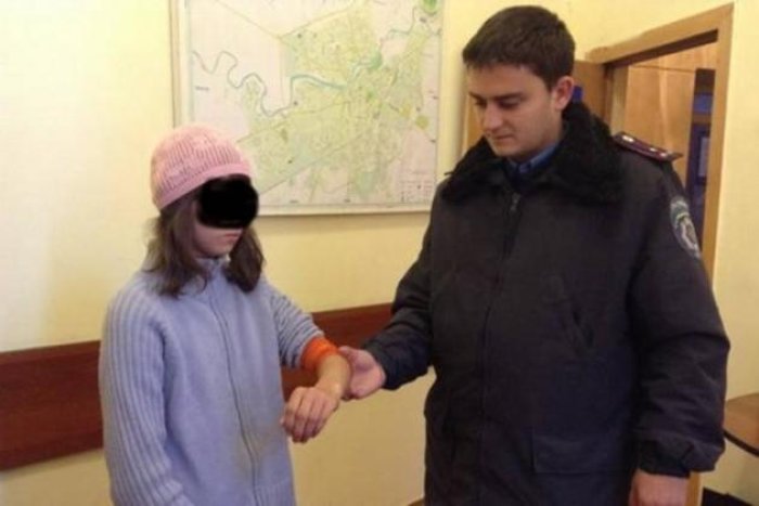 Дівчинка з численними слідами побиття звинувачує власну матір! (ФОТО)