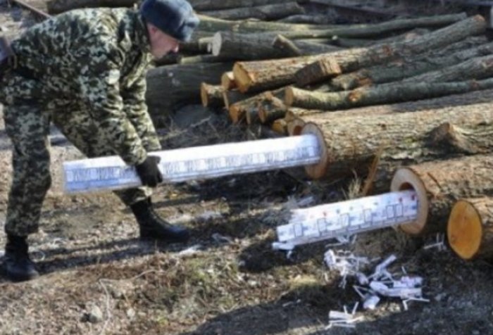 Білоруські сигарети «сховалися» у вантажівці з Київщини!