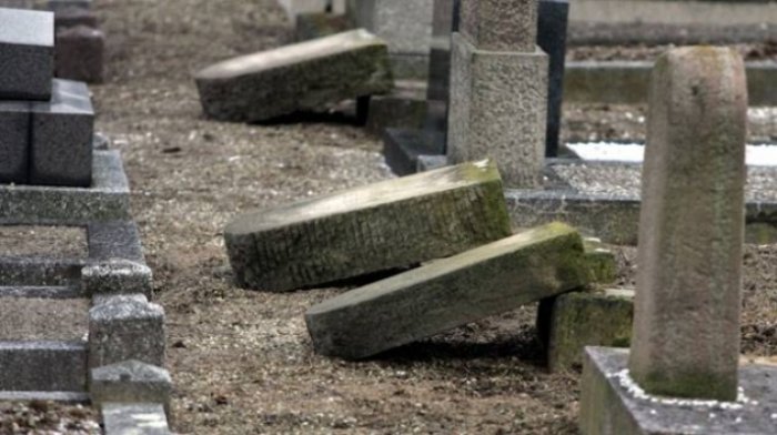 Нелюди «повеселилися» на сільському кладовищі