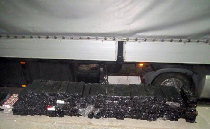 Закарпатські митники вилучили більше 2 тисяч пачок контрабандних цигарок (ФОТО)