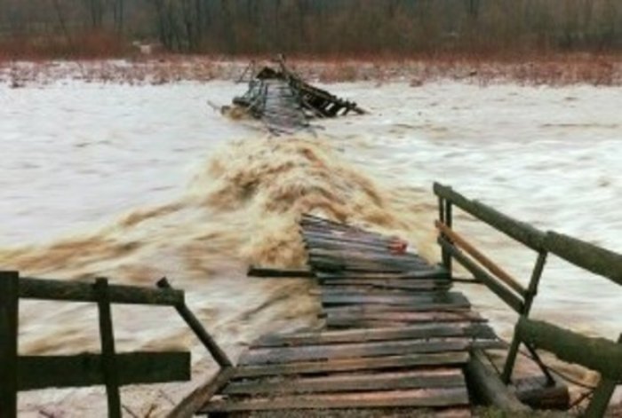 Велика вода наробила біди вже й на Тячівщині та Міжгірщині (ФОТО, ВІДЕО)