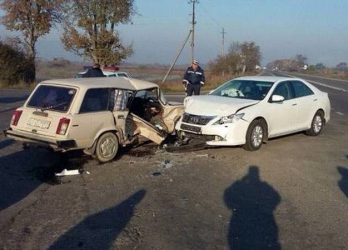 ДТП на Тячівщині: водій-пенсіонер не впорався з керуванням. Є постраждала (ФОТО)