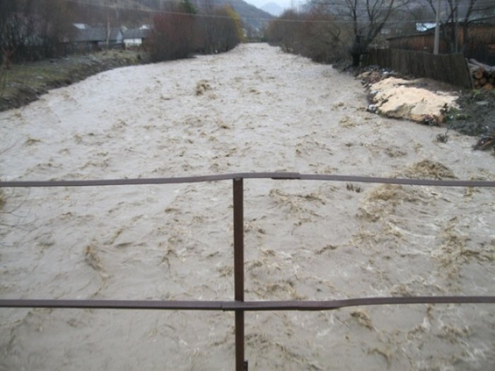 Велика вода на Закарпатті забрала життя людини
