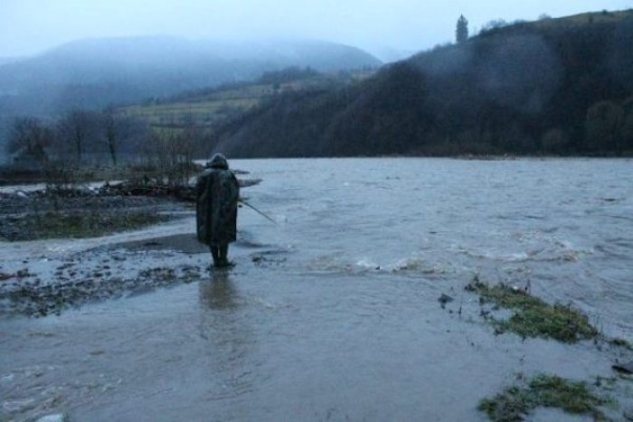 Вода руйнувала дороги, нищила підвісні переправи, проривала дамби (ВІДЕО)