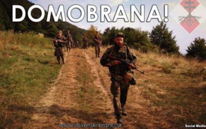 Молоді люди у камуфляжній формі зі зброєю бігають у лісах Словаччини!