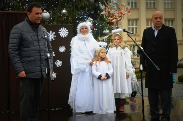 Очільники краю урочисто запалили вогні головної ялинки Срібної Землі (ФОТО)