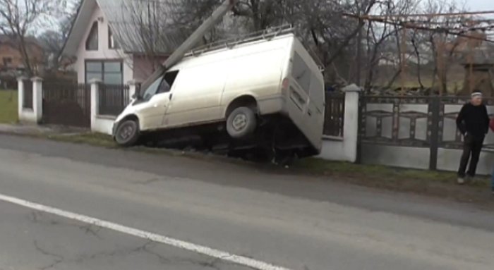 Жахлива аварія мікроавтобуса призвела до надзвичайної ситуації! (ВІДЕО)