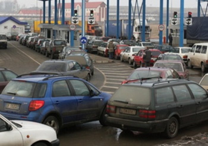 Елітний автомобіль з жінкою-водієм перетинав кордон України з ЄС за підробленими документами