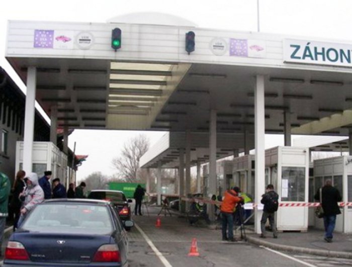 Гігантську пробку з автомобілів можна спостерігати у ці хвилини на угорсько-українському кордоні