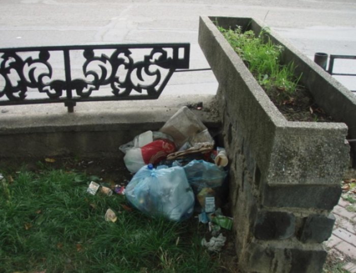 Хто викидує домашні відходи прямо під ноги пішоходам на колишній площі Сталіна?