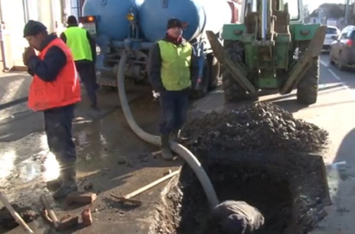 Водну аварію ліквідовують у місті над Ужем (ВІДЕО)