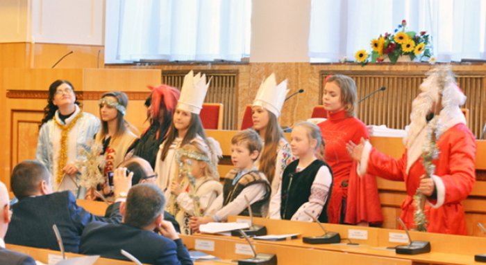 Маленькі щедрувальники з колядками та віншуванням привітали закарпатських обранців з Новим роком та Різдвом Христовим (ФОТО)